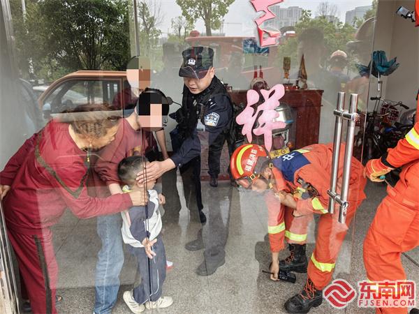 九游娛樂：三明沙縣：?男童手掌被夾大門 民警消防聯(lián)手救援送醫(yī)