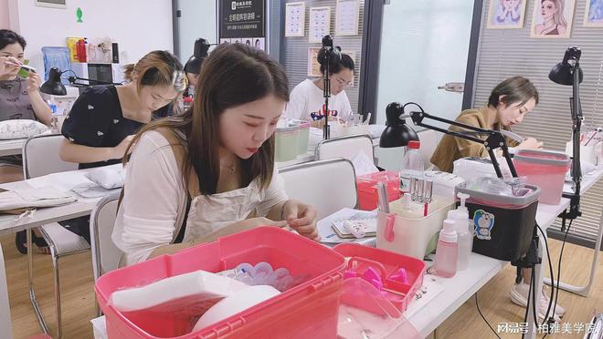 美甲美睫培訓(xùn)學(xué)校TOP10榜單：誰(shuí)是美業(yè)人才的搖籃？