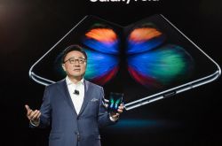 折疊屏：手機(jī)市場的強(qiáng)心劑還是長生果？